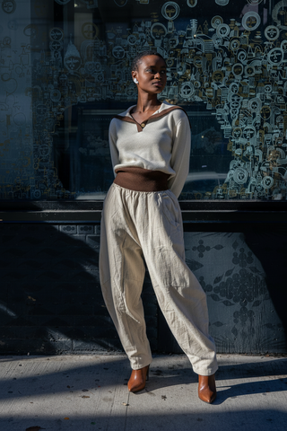 Lamara Alpaca Sweater - Crema con botas cafés