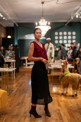 Panti Alpaca Vest — hand-crocheted alpaca vest with openwork stitch, crystal or mother-of-pearl buttons, artisan-made in Bolivia.