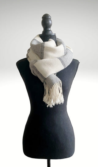 Alpaca scarf in gray and white