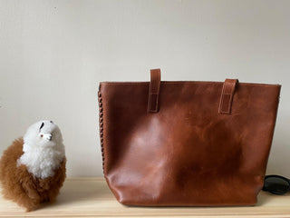 Leather medium tote bag in distressed walnut